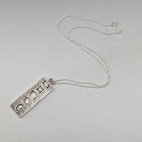 1977 年英國純銀禧年錠吊墜和純銀鍊,共重 32 克 L&N