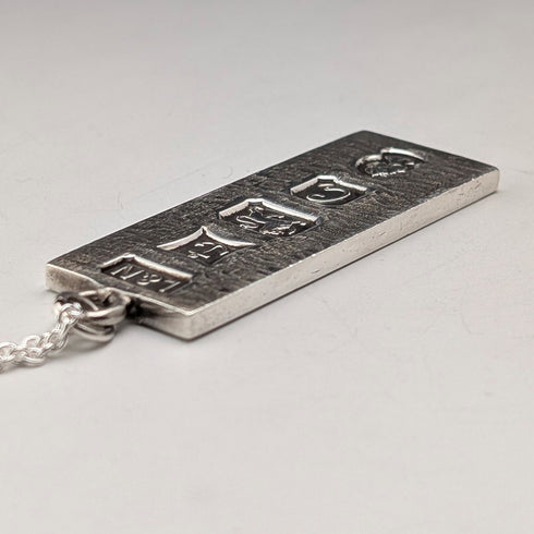 1977 年英國純銀禧年錠吊墜和純銀鍊,共重 32 克 L&N