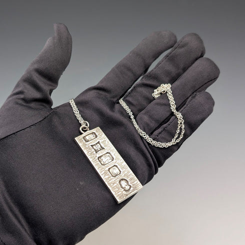 1977 年英國純銀禧年錠吊墜和純銀鍊,共重 32 克 L&N