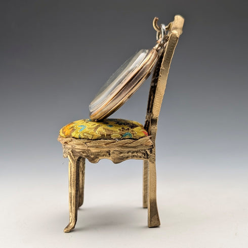 1920年代 アンティーク 真鍮製 椅子型 懐中時計ホルダー イエロー刺繍シート