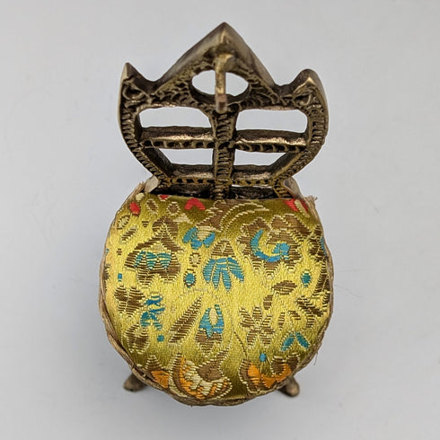 1920年代 アンティーク 真鍮製 椅子型 懐中時計ホルダー イエロー刺繍シート