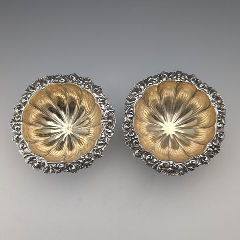 1820 年代英國古董純銀鹽盤一對,總重 230 克,巴納德家族