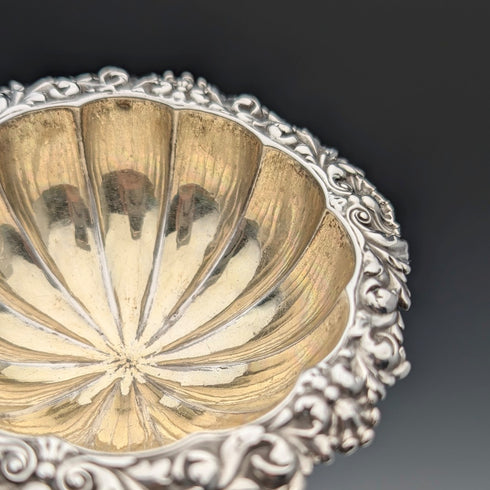 1820 年代英國古董純銀鹽盤一對,總重 230 克,巴納德家族