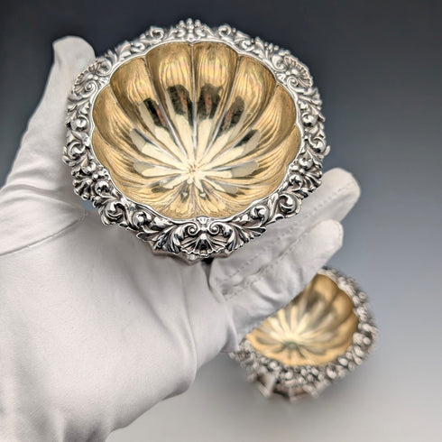 1820 年代英國古董純銀鹽盤一對,總重 230 克,巴納德家族