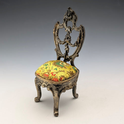 1920年代 アンティーク 真鍮製 椅子型 懐中時計ホルダー イエロー刺繍シート