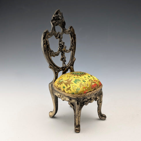 1920年代 アンティーク 真鍮製 椅子型 懐中時計ホルダー イエロー刺繍シート