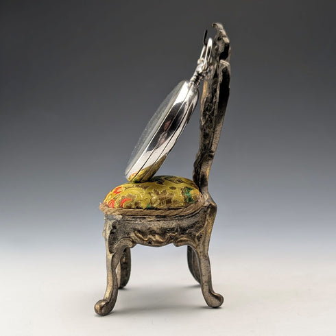 1920年代 アンティーク 真鍮製 椅子型 懐中時計ホルダー イエロー刺繍シート