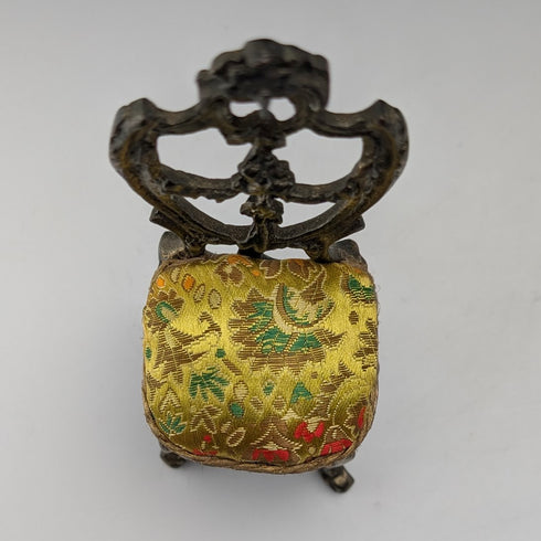 1920年代 アンティーク 真鍮製 椅子型 懐中時計ホルダー イエロー刺繍シート