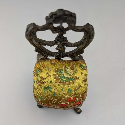 20 世紀 20 年代古董黃銅椅形懷錶架,帶黃色刺繡座椅