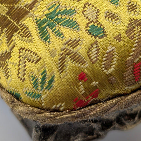 1920年代 アンティーク 真鍮製 椅子型 懐中時計ホルダー イエロー刺繍シート