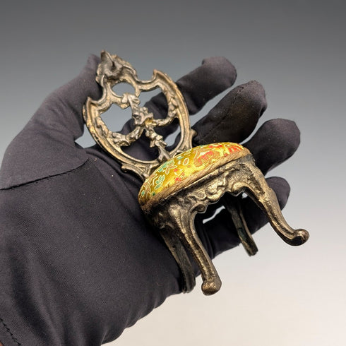 1920年代 アンティーク 真鍮製 椅子型 懐中時計ホルダー イエロー刺繍シート