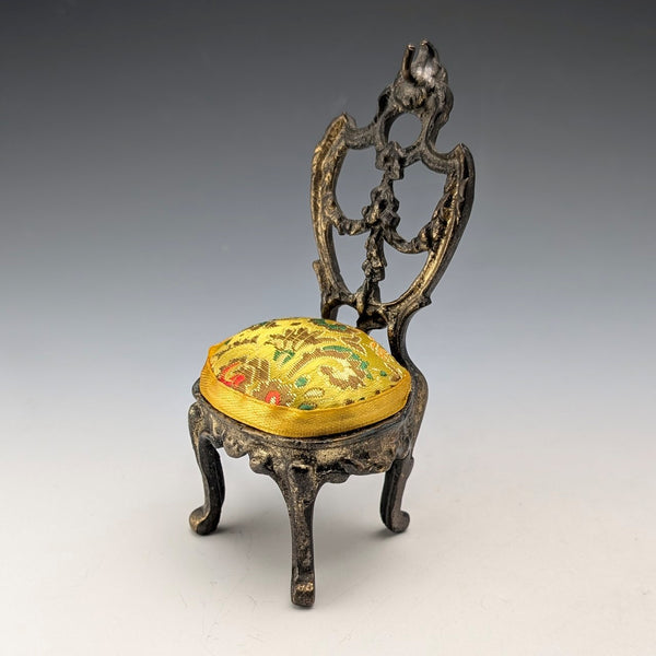 1920年代 アンティーク 真鍮製 椅子型 懐中時計ホルダー イエロー刺繍シート