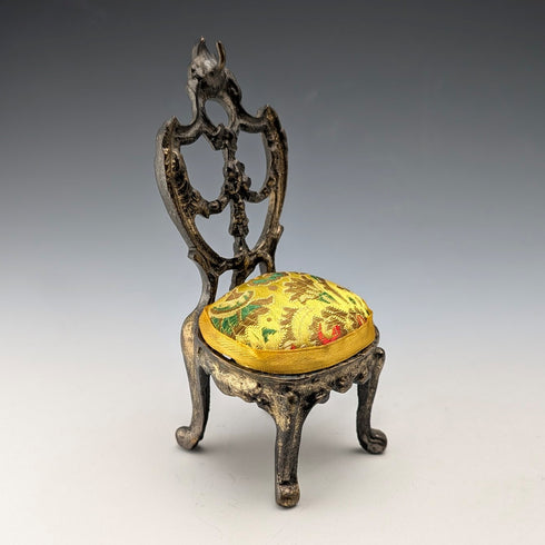 1920年代 アンティーク 真鍮製 椅子型 懐中時計ホルダー イエロー刺繍シート