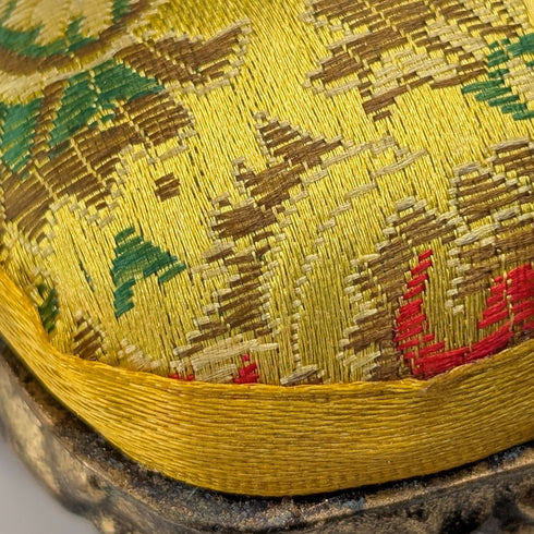 1920年代 アンティーク 真鍮製 椅子型 懐中時計ホルダー イエロー刺繍シート