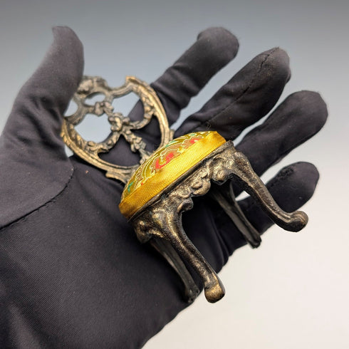 1920年代 アンティーク 真鍮製 椅子型 懐中時計ホルダー イエロー刺繍シート