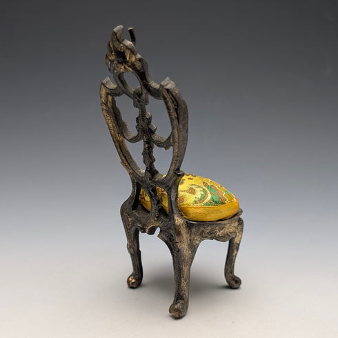 1920年代 アンティーク 真鍮製 椅子型 懐中時計ホルダー イエロー刺繍シート