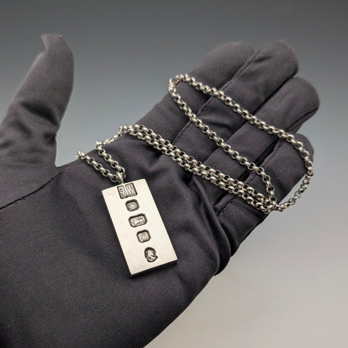 1977年英國純銀禧年錠吊墜搭配純銀項鍊,總重42克,Ralph Weston