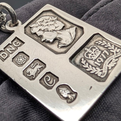 1977 年英國純銀禧年銀錠吊墜 14 克,搭配項鍊 DNG