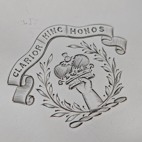 1897年 英国アンティーク 純銀製 両開き型カードケース 鏡面仕上げ 紋章刻印 107g