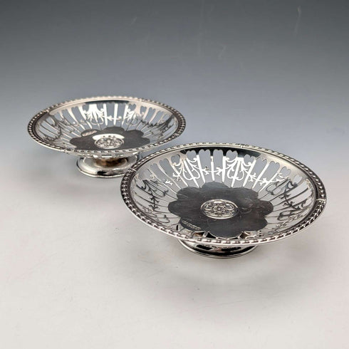 1910 年英國古董純銀小底座盤一對,總重 104 克 Mappin & Webb
