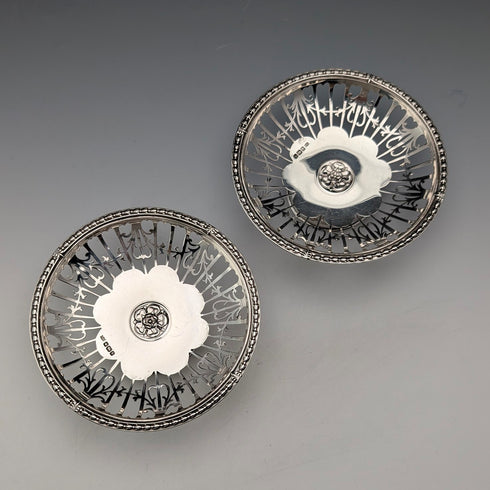 1910 British antique sterling silver small pedestal dish pair, total weight 104g Mappin & Webb