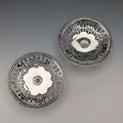 1910 年英國古董純銀小底座盤一對,總重 104 克 Mappin & Webb
