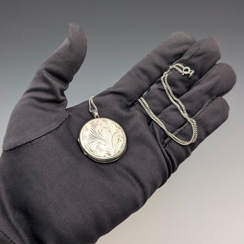 1972年英國復古純銀圓形小盒子吊飾搭配純銀項鍊,共11.5克,精美珠寶