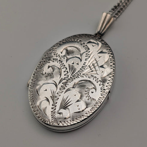 復古純銀橢圓形小盒吊墜,搭配純銀項鍊,總重 7 克