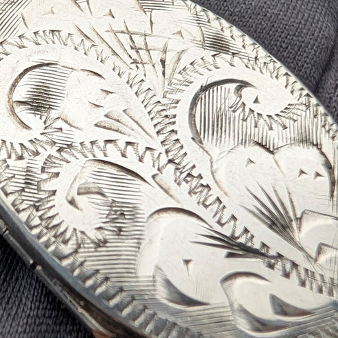 復古純銀橢圓形小盒吊墜,搭配純銀項鍊,總重 7 克