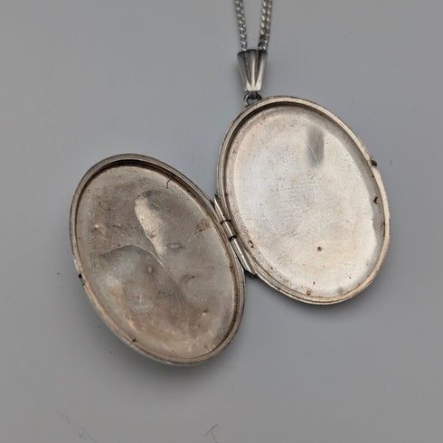 復古純銀橢圓形小盒吊墜,搭配純銀項鍊,總重 7 克