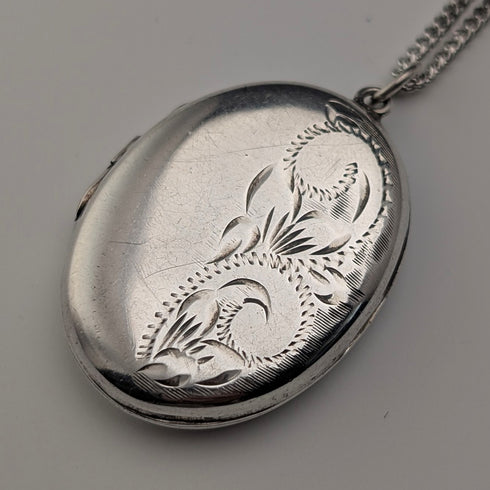 Vintage sterling silver oval locket pendant with sterling silver necklace, 7.6g total