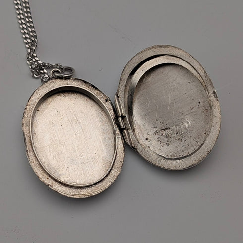 Vintage sterling silver oval locket pendant with sterling silver necklace, 7.6g total
