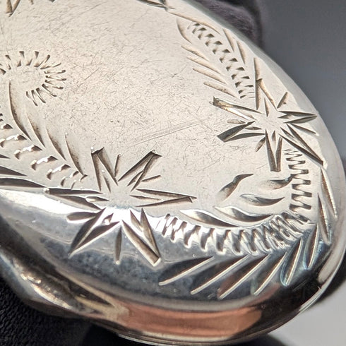 復古純銀橢圓形小盒吊墜,搭配純銀項鍊,總重 10.4 克