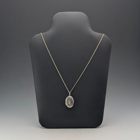 復古純銀橢圓形小盒吊墜,搭配純銀項鍊,總重 10.4 克