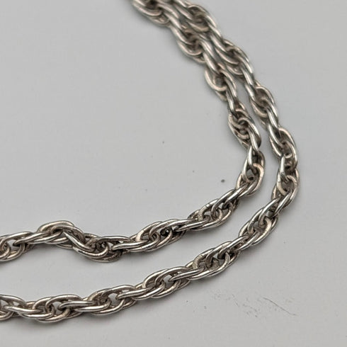 復古純銀橢圓形小盒吊墜,搭配純銀項鍊,總重 10.4 克