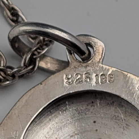 復古純銀橢圓形小盒吊墜,搭配純銀項鍊,總重 10.4 克