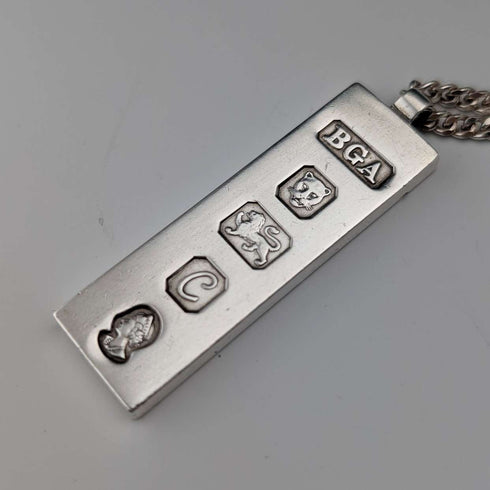 1977 British pure silver jubilee ingot pendant, 28.1g, with pure silver necklace, BGA