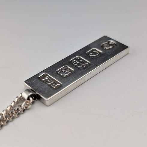 1977 British pure silver jubilee ingot pendant, 28.1g, with pure silver necklace, BGA