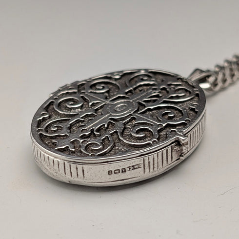 Colgante guardapelo ovalado de plata de ley vintage británica con cadena de plata de ley, 38g en total, CHC