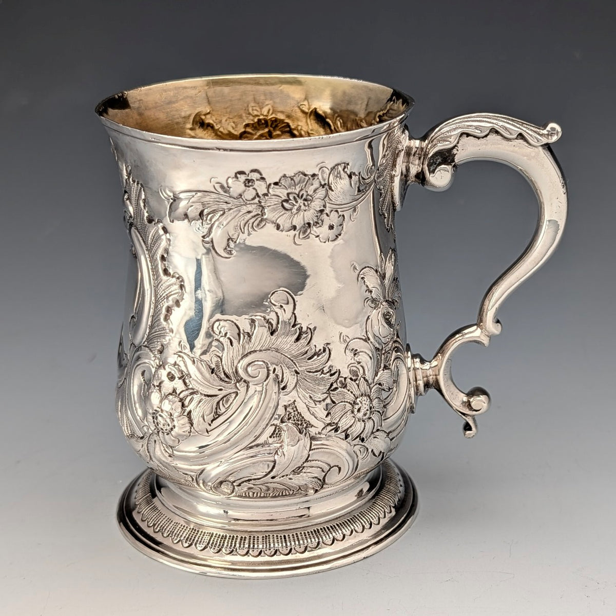 イギリスアンティーク　ジョージ3世時代純銀製マグカップ 1765年 英国ジョージアン フローラル装飾 純銀製マグカップ 201g
