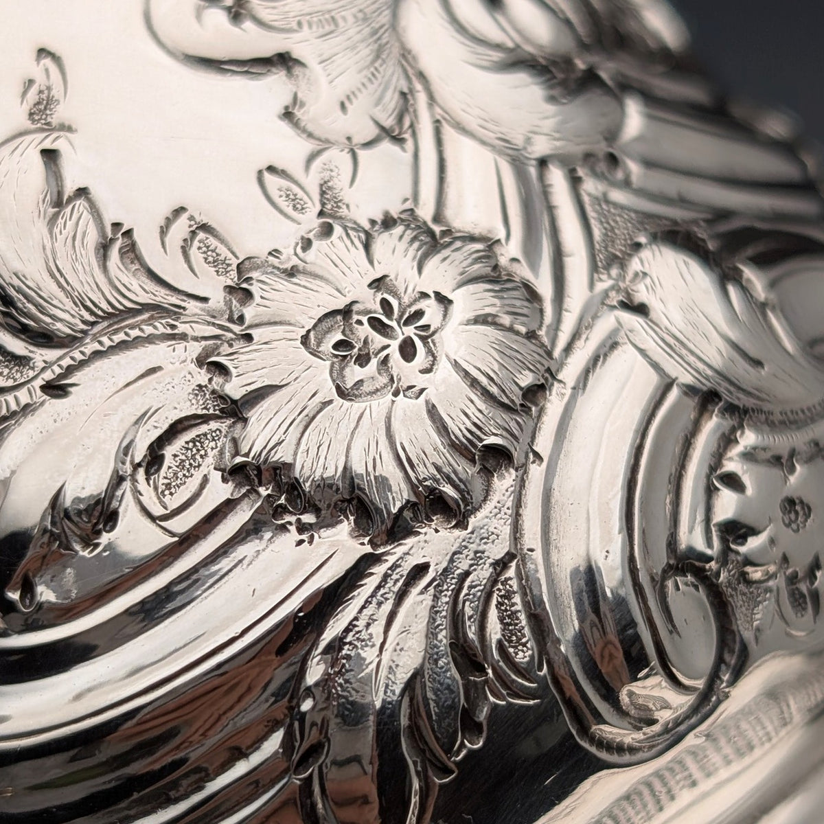 イギリスアンティーク　ジョージ3世時代純銀製マグカップ 1765年 英国ジョージアン フローラル装飾 純銀製マグカップ 201g