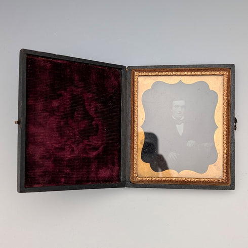 英国アンティーク レザー張りケース入り アンブロタイプ 男性写真