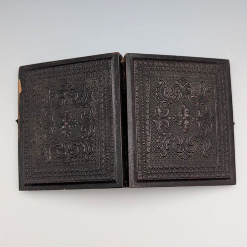 英国アンティーク レザー張りケース入り アンブロタイプ 男性写真