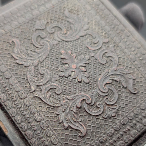 英国アンティーク レザー張りケース入り アンブロタイプ 男性写真