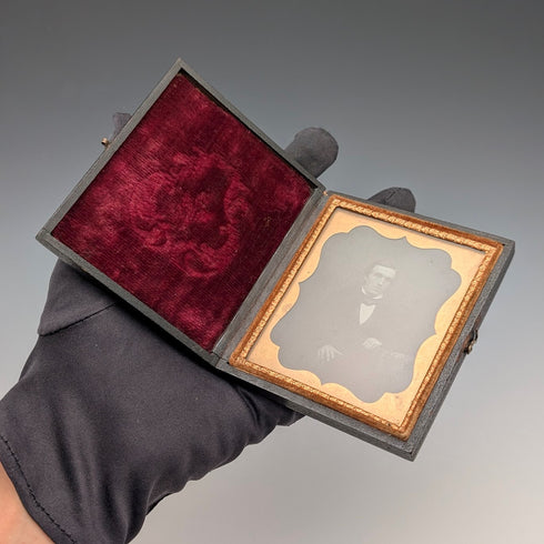 英国アンティーク レザー張りケース入り アンブロタイプ 男性写真