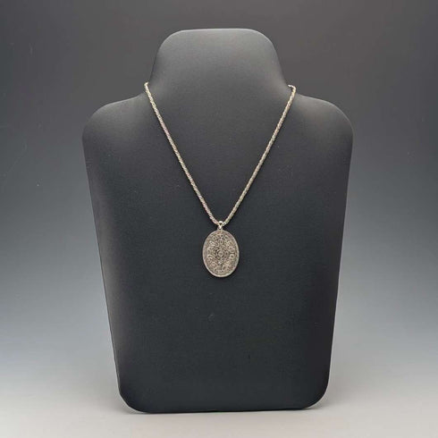 1977, UK, sterling silver, oval pendant with sterling silver necklace, total weight 22.4g