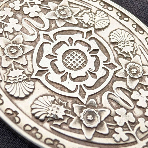 1977, UK, sterling silver, oval pendant with sterling silver necklace, total weight 22.4g