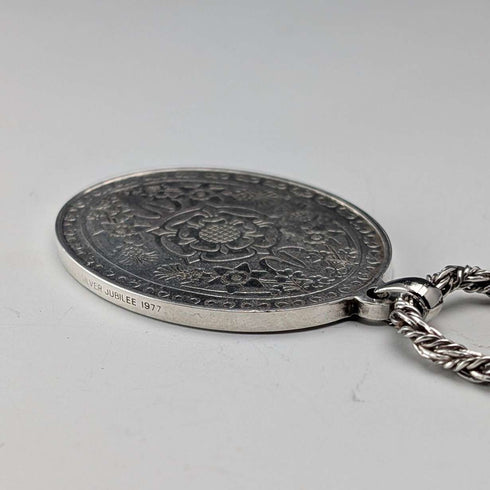 1977, UK, sterling silver, oval pendant with sterling silver necklace, total weight 22.4g