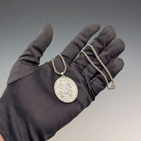 1977, UK, sterling silver, oval pendant with sterling silver necklace, total weight 22.4g