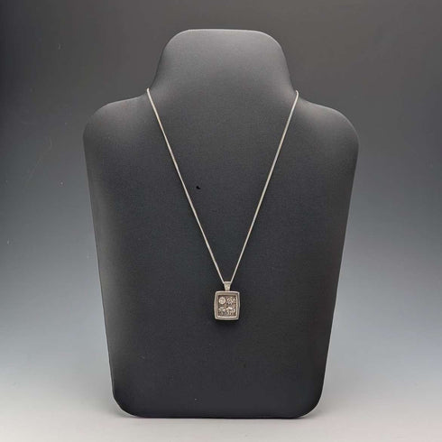 1977 UK Sterling Silver Jubilee Pendant with Sterling Silver Necklace Total 19.7g